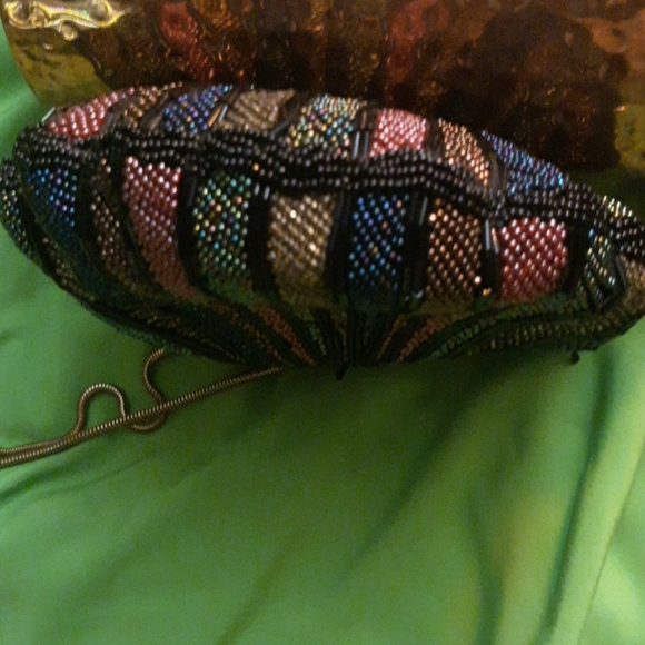 Gorgeous beaded scallop seashell night life bag - Picture 8 of 10